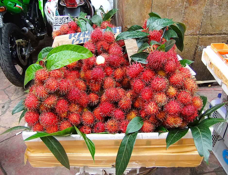Rambután a la venta.