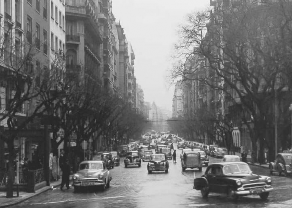 Av. Santa Fe, frente a plaza San Martín, desde Maipú hacia Esmeralda.
ciudad de buenos aires en los 50's