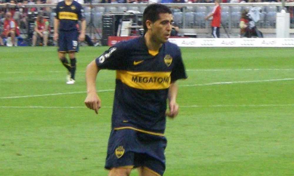 1996 - 10 de noviembre JUAN R. RIQUELM debuta en la primera de Boca